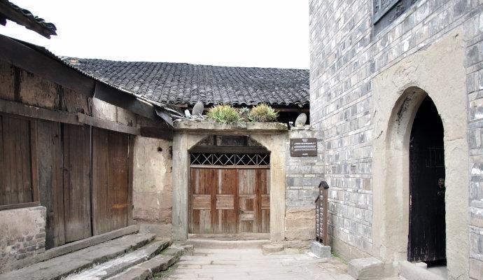 他残害革命志士300余人，伪装潜逃数年，因表现太积极露马脚